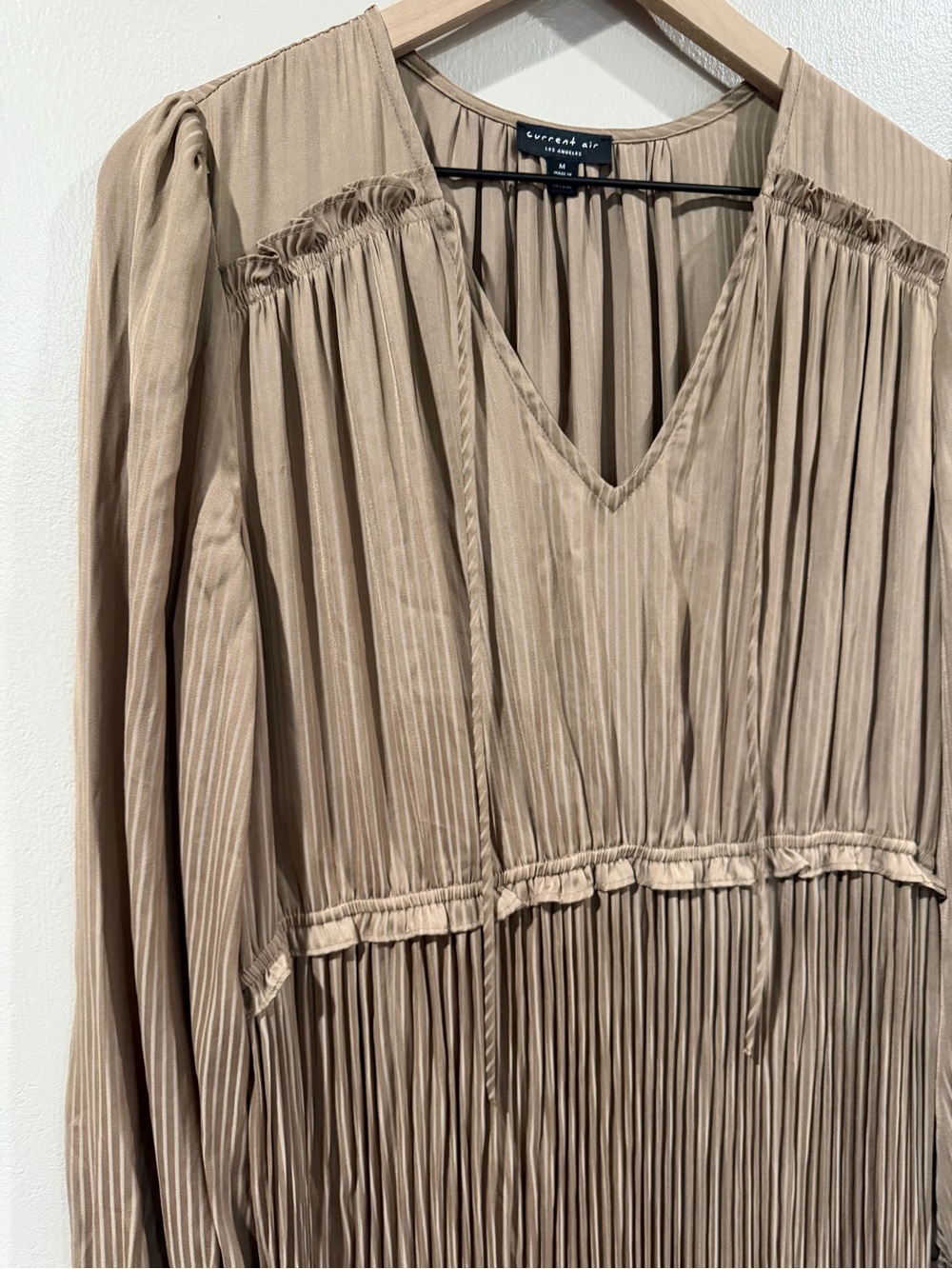 EUC Current Air Taupe Pleated V-Neck Long Sleeve Maxi Dress Size Med. Fits Large - Picture 6 of 7